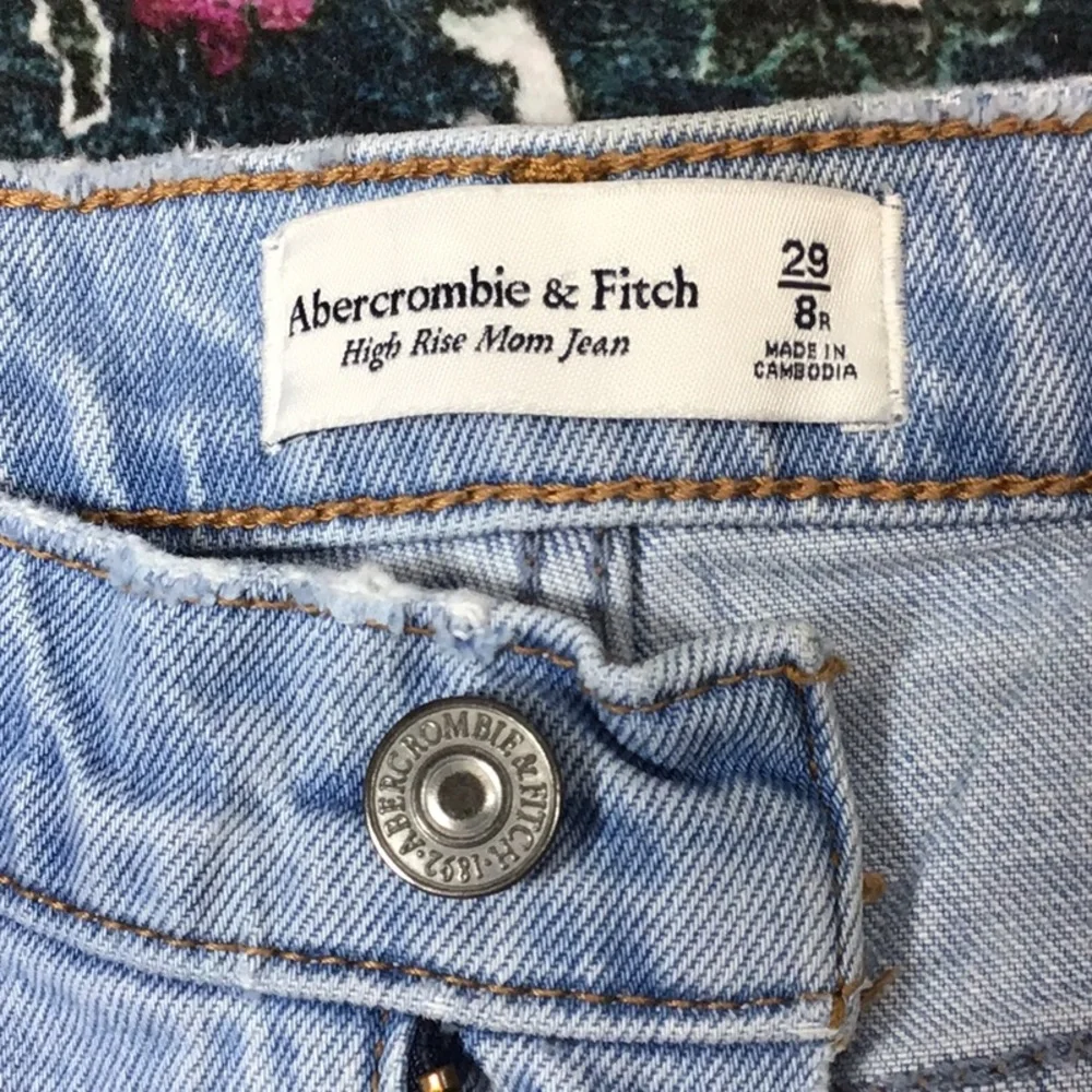 Abercrombie ‘High Rise Mom Jean’ Frayed Ankle Distressed Denim Sz.29/8R - Picture 2 of 12